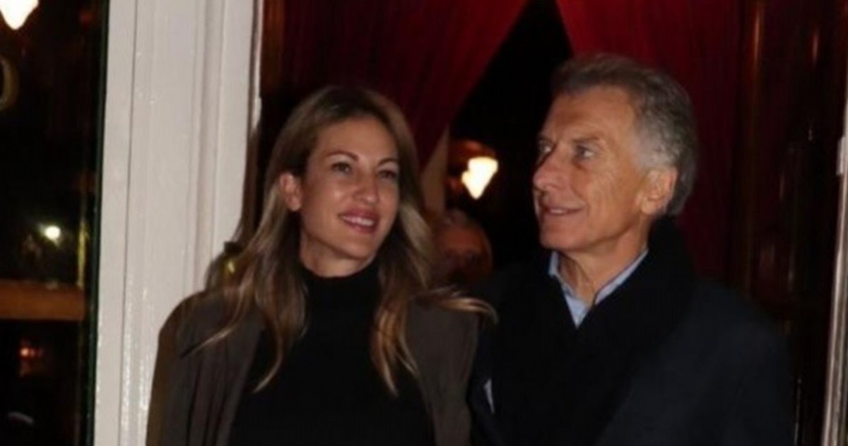 Mauricio Macri y Dolores "Lola" Teuly fueron fotografiados a los besos semanas después de hacer pública su relación.