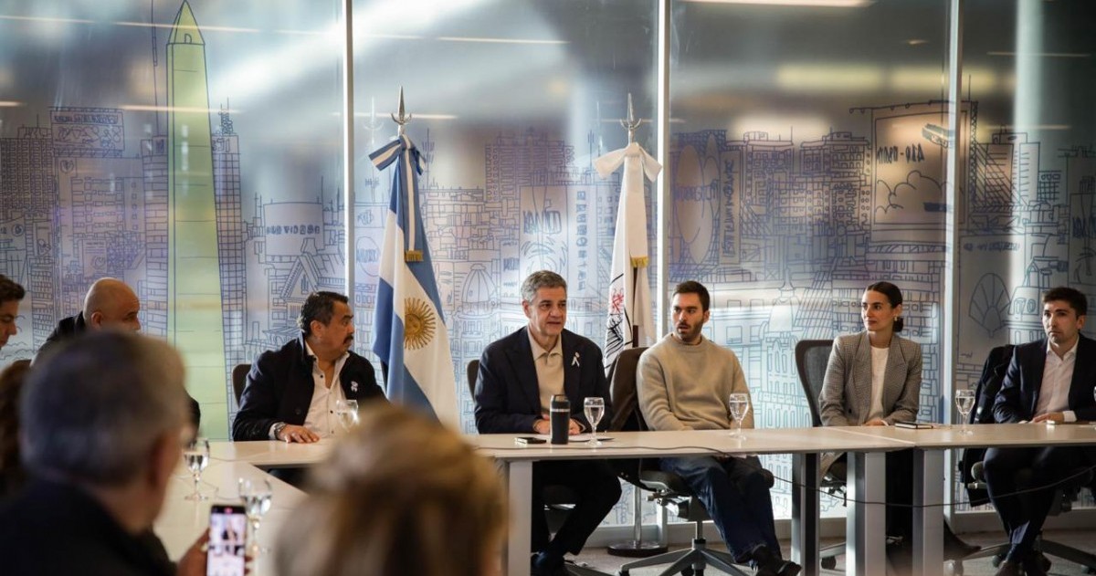 Jorge Macri anunció una reforma integral del sistema de taxis y aplicaciones de viaje junto a funcionarios porteños, representantes sindicales y empresas del sector.