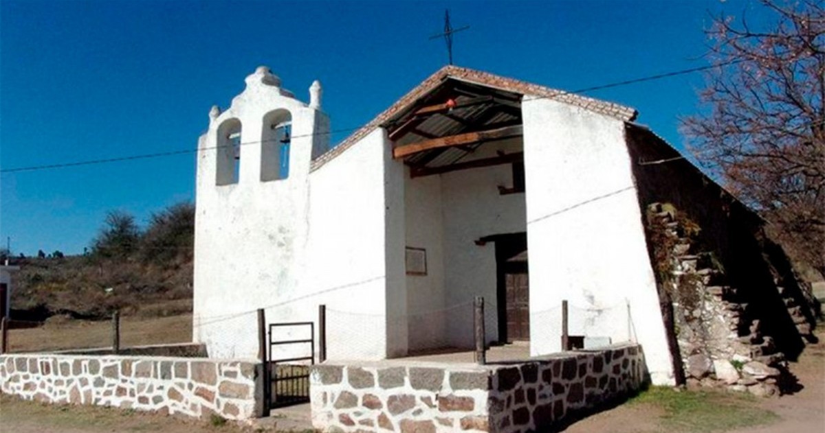 El intendente de la localidad cordobesa de Las Palmas, Diego Tejeda, pelea por su vida después de haberse caído del techo de la iglesia del pueblo, desde casi cuatro metros, y sufrir heridas graves.