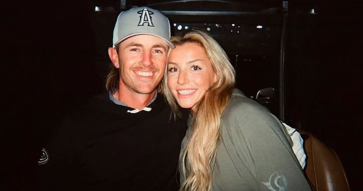 La creadora de contenido estadounidense y pareja del golfista Jake Knapp falleció de manera repentina. Había relatado problemas de taquicardia en sus redes. Su muerte conmocionó al mundo digital y al circuito del golf.