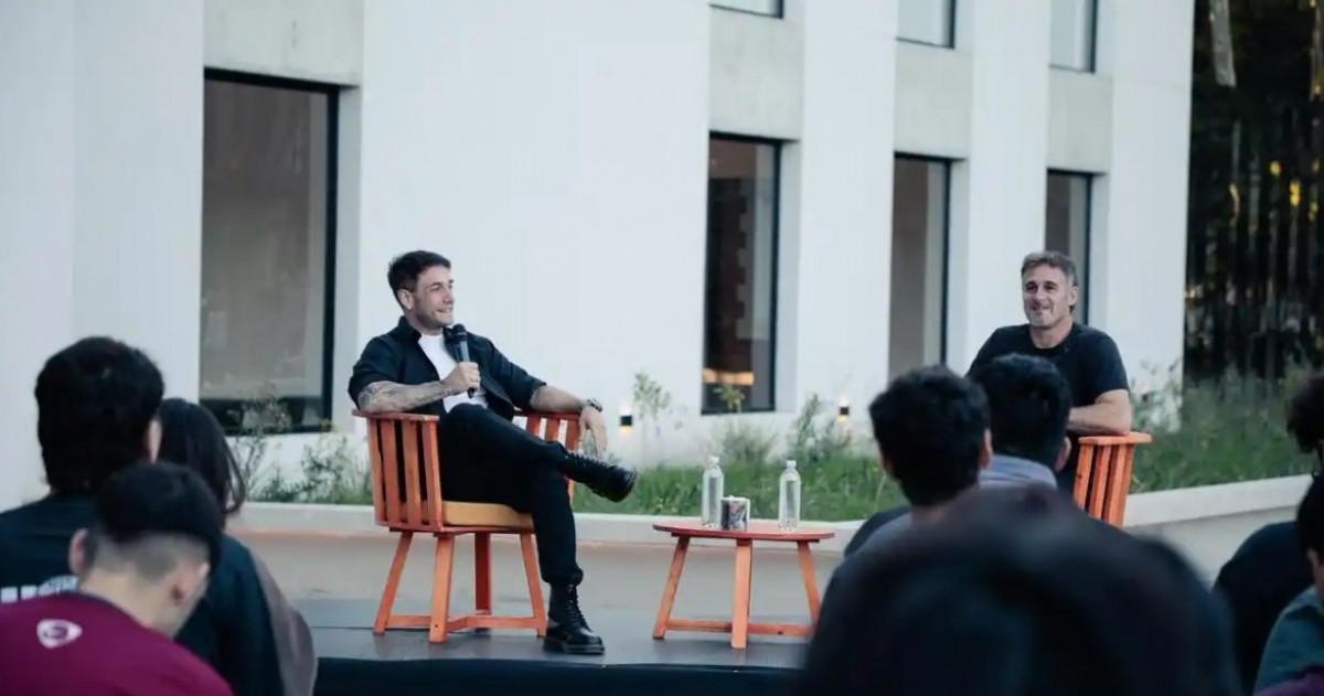 El streamer participó de una jornada con alumnos en el nuevo edificio de la casa de estudios, acompañado por el intendente Federico Achával.