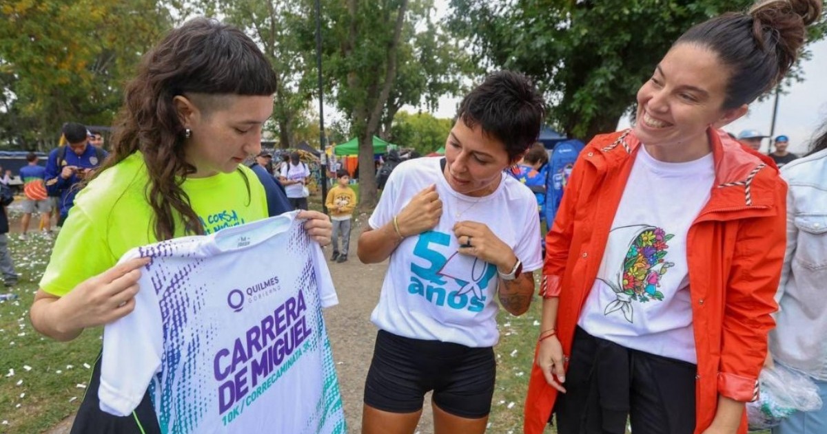 La competencia se realizó en la ribera en memoria del atleta desaparecido Miguel Sánchez, en el marco del Día de la Memoria.