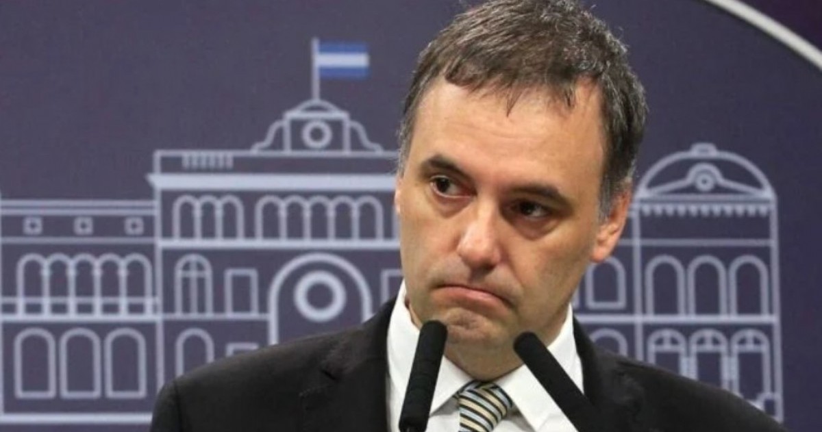 Manuel Adorni quedó nuevamente bajo la atención judicial luego de que apareciera una factura por más de 8 millones de pesos en ropa blanca de alta gama.