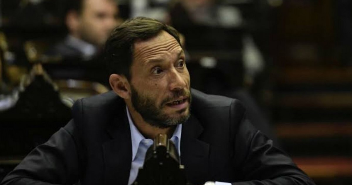 Maximiliano Ferraro utilizó sus redes para apuntar contra Manuel Adorni luego de que trascendiera una compra millonaria de ropa blanca que forma parte de una investigación judicial.