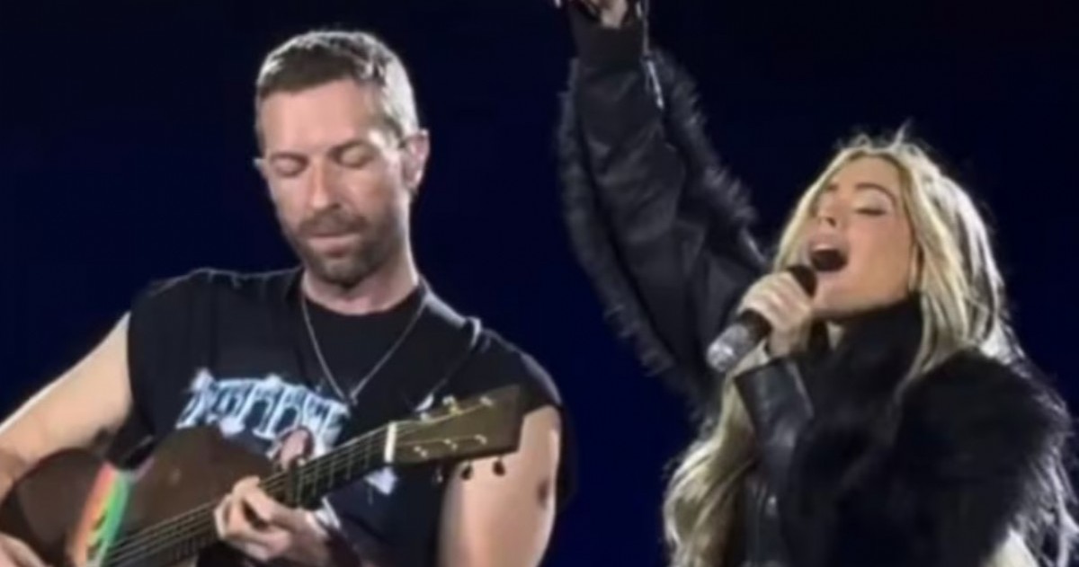 El líder de Coldplay se subió al escenario para interpretar “We Pray” con la artista argentina, en un momento que emocionó a miles de fans y se volvió viral en redes sociales.