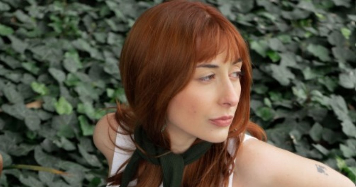 La artista platense presenta su primer disco de estudio, un viaje emocional y conceptual dentro del pop alternativo. Inspirado en “Alicia en el País de las Maravillas”, combina vulnerabilidad, evolución sonora y una estética onírica.