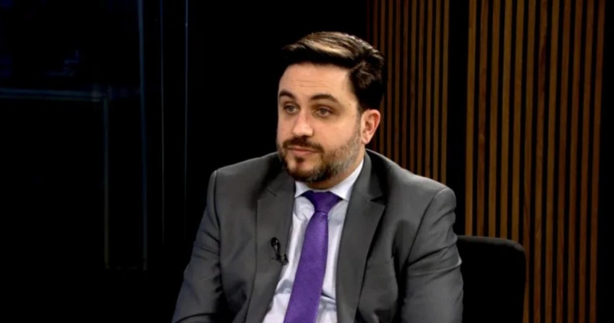 El exlegislador de La Libertad Avanza ironizó sobre el reemplazo de Francos por Manuel Adorni como jefe de Gabinete y usó una metáfora futbolera que generó repercusión en redes.