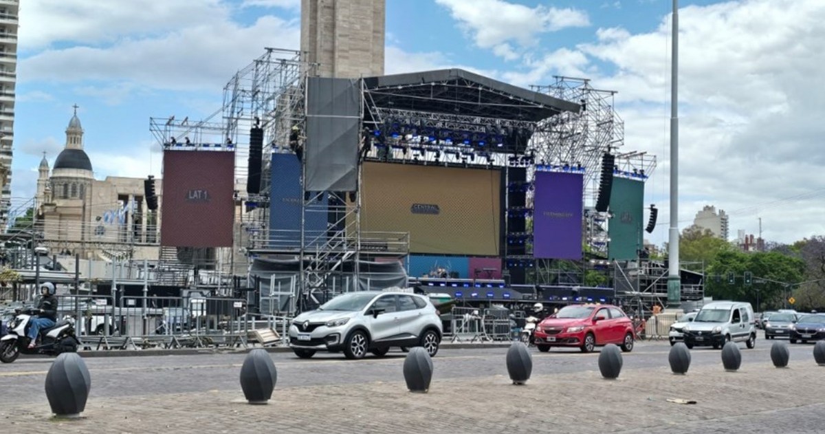 El encuentro multitudinario en el Monumento a la Bandera generó repercusiones por su magnitud y la incógnita sobre el origen de los fondos. El pastor aseguró que el evento se sostiene con “recursos internos”.