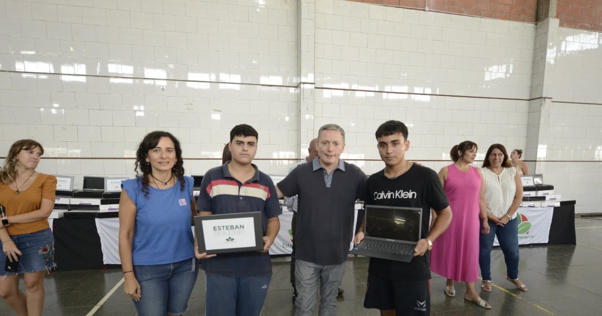 Intendente Fernando Gray, junto a estudiantes y docentes.