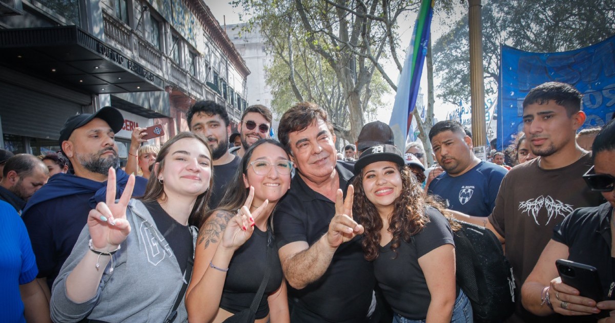 El intendente de La Matanza y presidente de la FAM participó de la movilización en la Plaza de los Dos Congresos, donde criticó el Presupuesto 2026 y reclamó por la educación pública y el Hospital Garrahan.