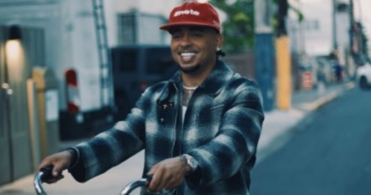 El sencillo ya está disponible en plataformas digitales y llegó acompañado por un videoclip grabado en Santurce, Puerto Rico, dirigido por Fernando Lugo.