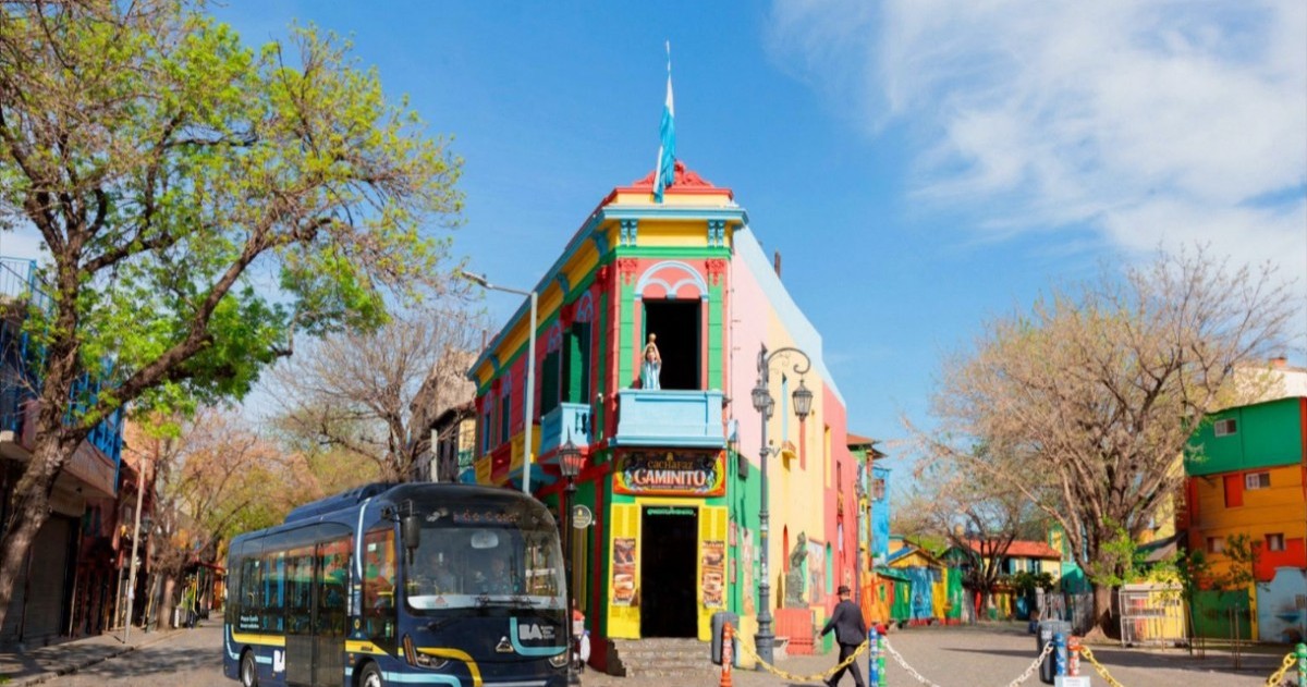 El eBus eléctrico de la Ciudad extendió su recorrido hasta Caminito y amplió la conectividad entre Retiro, la Usina del Arte y La Boca.