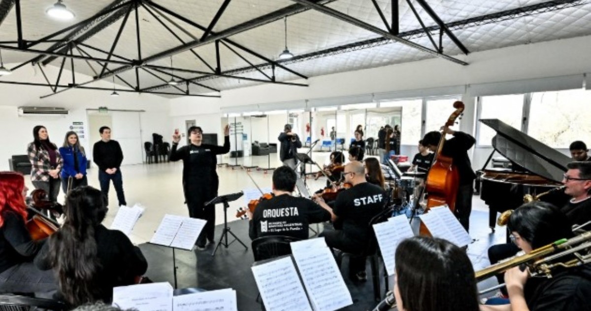 Leonardo Nardini recibió junto a Micaela Ferraro nuevos instrumentos destinados a fortalecer la Orquesta Municipal de Malvinas Argentinas.