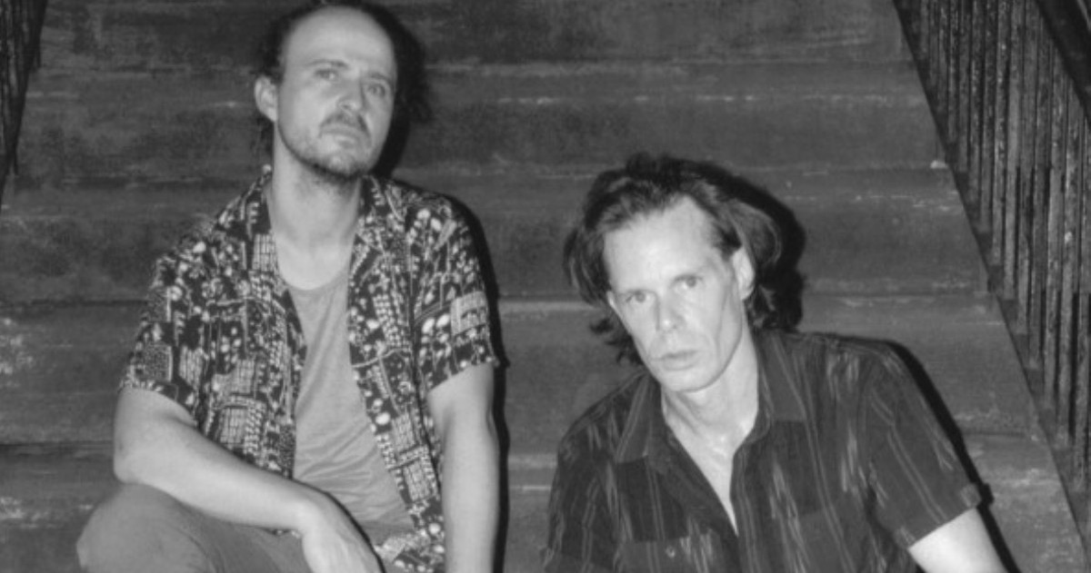 El trío internacional debutó con un álbum homónimo que combina garage punk, grunge, soul y psicodelia en una historia sobre una IA rebelde que viaja en el tiempo.