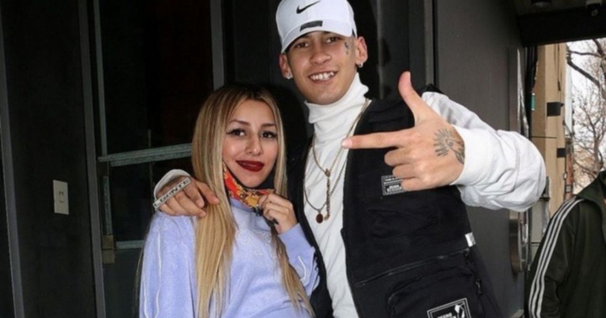 En esta oportunidad quien sacó a la luz la escandalosa noticia fue el periodista Ángel de Brito quien compartió a través de Twitter el comentario de una joven que aseguraba conocer a la joven con la que el cantante le estaba siendo infiel a