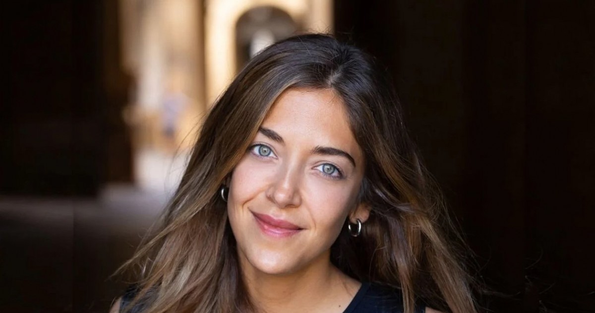 Sofía Calvete, hija del empresario Miguel Calvete, dejó su cargo luego de que un allanamiento ordenado por la Justicia encontrara una suma millonaria en su domicilio, en una causa que ya compromete a múltiples áreas del Gobierno.