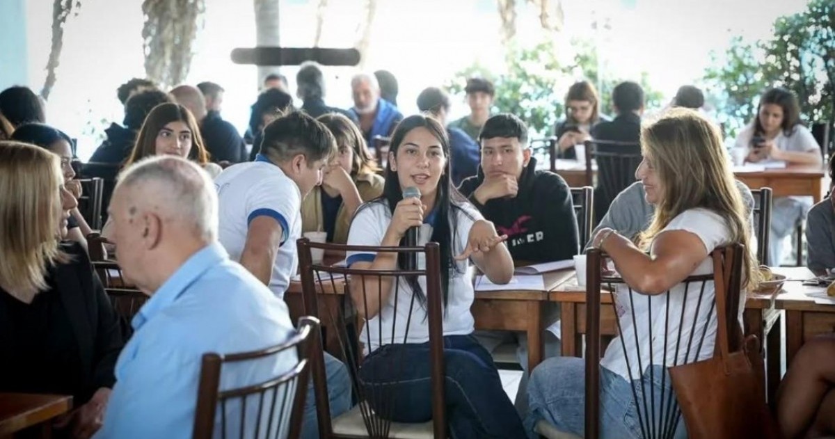 Funcionarios, docentes y alumnos compartieron experiencias y analizaron mejoras para fortalecer el sistema de Prácticas Educativas en Ambientes de Trabajo de cara al 2026.