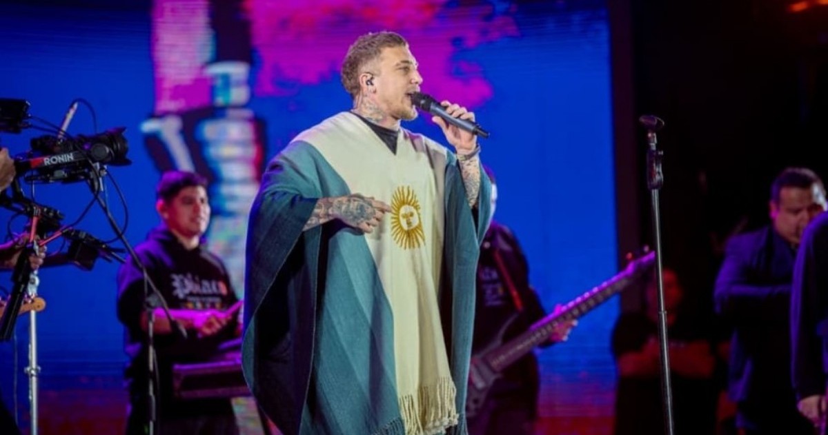El Polaco se presentó en el boliche Cachengueo de Mendoza, donde asistentes denunciaron que les impidieron ingresar por superar un supuesto límite de 45 años.