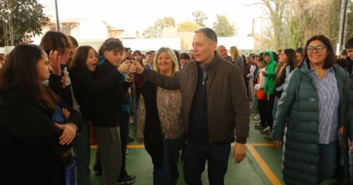 Nuevos espacios deportivos y techos parabólicos mejoran la infraestructura educativa.