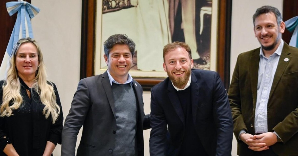 El intendente y el gobernador firmaron convenios de la Línea Leasing del Banco Provincia para incorporar equipos que mejoren la limpieza y el mantenimiento de calles.