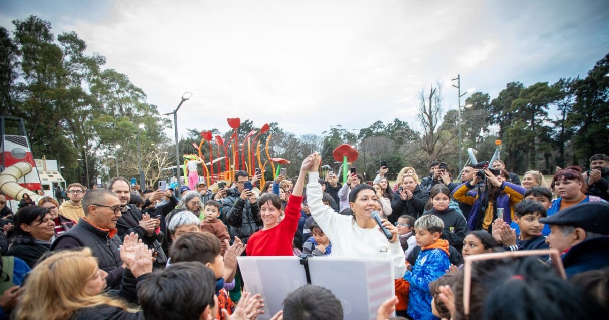 Mayra Mendoza y Ceci Soler inauguraron juegos didácticos para que los niños conozcan la historia del distrito.