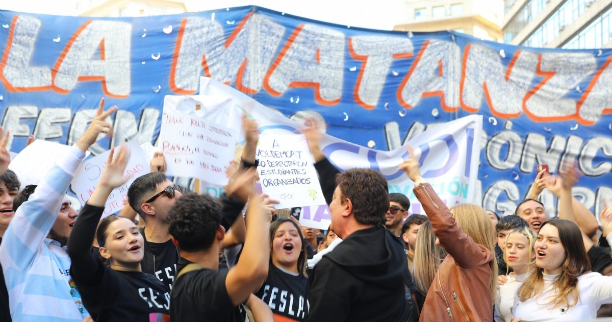 Fernando Espinoza marchó junto a estudiantes universitarios de La Matanza y dirigentes bonaerenses durante una nueva movilización en defensa del financiamiento universitario.