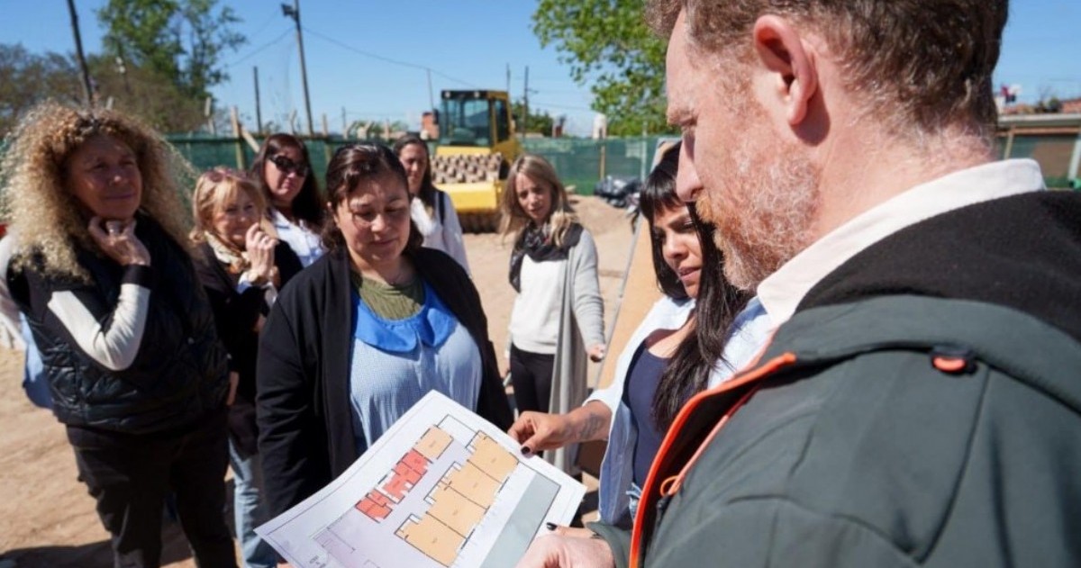 La intendenta interina de Quilmes, Eva Mieri, supervisó el comienzo de la construcción del nuevo edificio del Jardín Municipal Nº 2, acompañada por la secretaria de Educación y Culturas, Evangelina Ramírez.