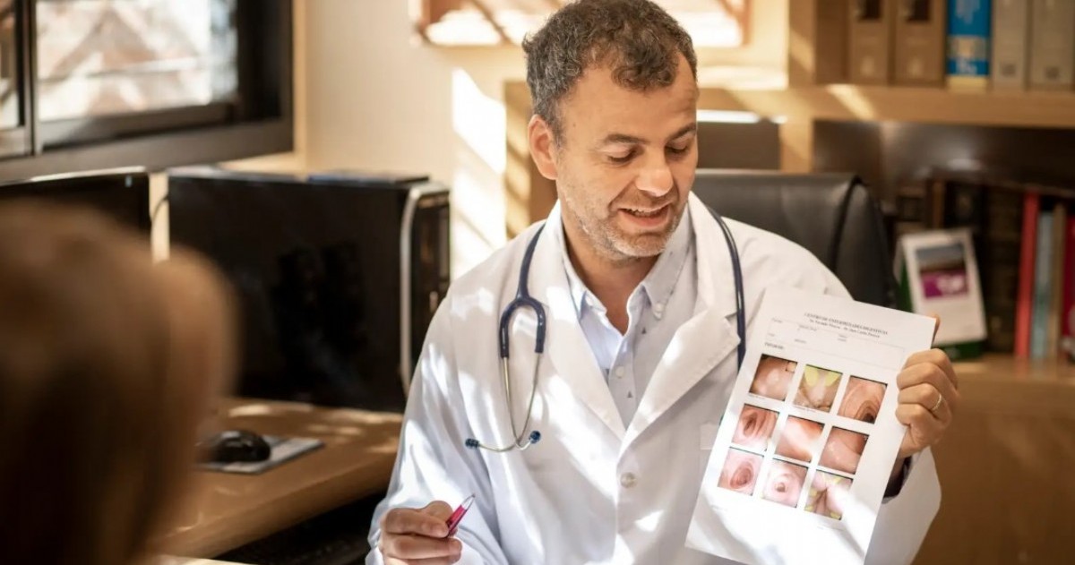 El médico gastroenterólogo Facundo Pereyra desarrolló un programa de “reseteo intestinal” que propone modificar temporalmente la alimentación y luego reintroducir alimentos de manera progresiva.