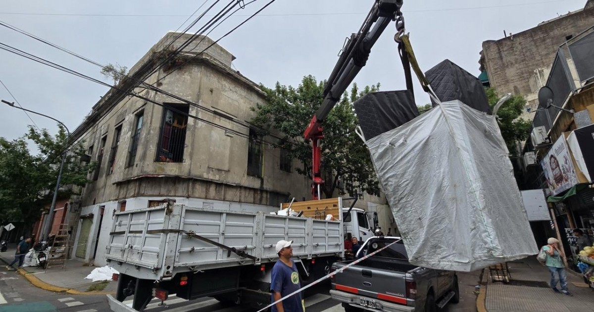El inmueble, ubicado en Balvanera, presentaba peligro estructural y acumulaba denuncias vecinales por ruidos y violencia. La Ciudad lo recuperó en el marco de operativos para desalojar propiedades usurpadas.