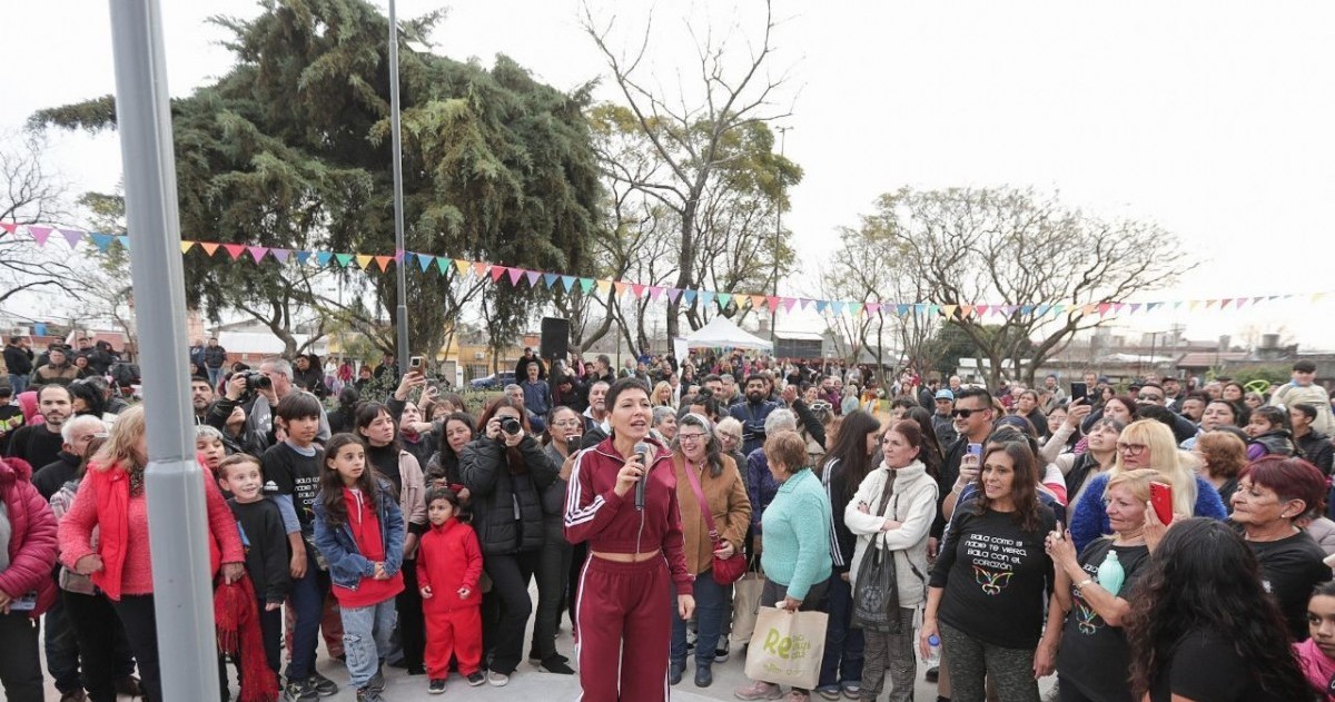 La intendenta de Quilmes, Mayra Mendoza, encabezó la inauguración de la remodelación total de la plaza Santo Domingo.