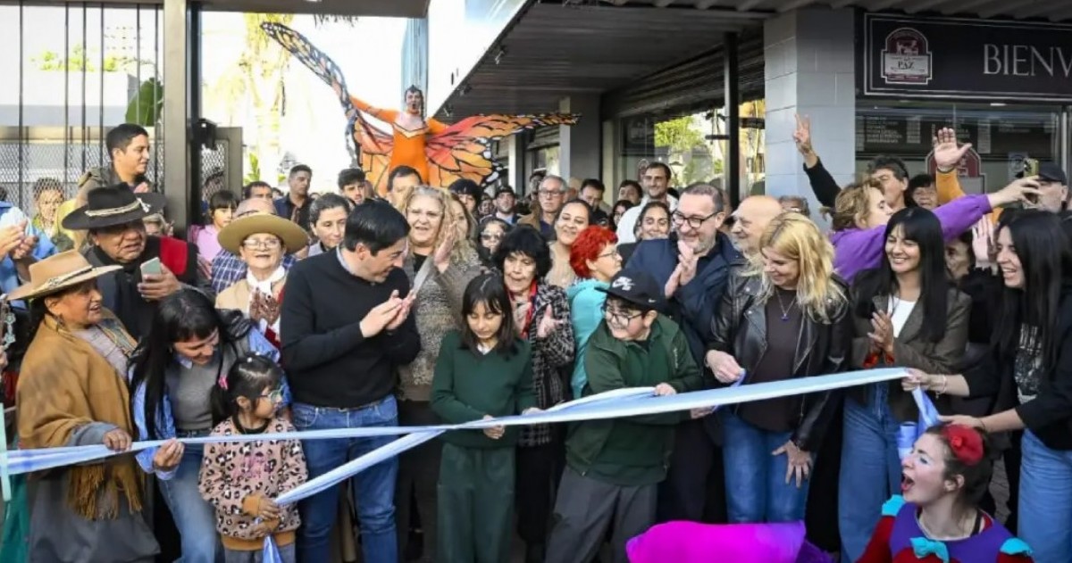 Con la presencia de autoridades y vecinos, el intendente presentó el nuevo Paseo Ferial de Ing. Adolfo Sourdeaux, un lugar recuperado por el municipio que reúne a emprendedores, artistas y familias en un entorno moderno y seguro.