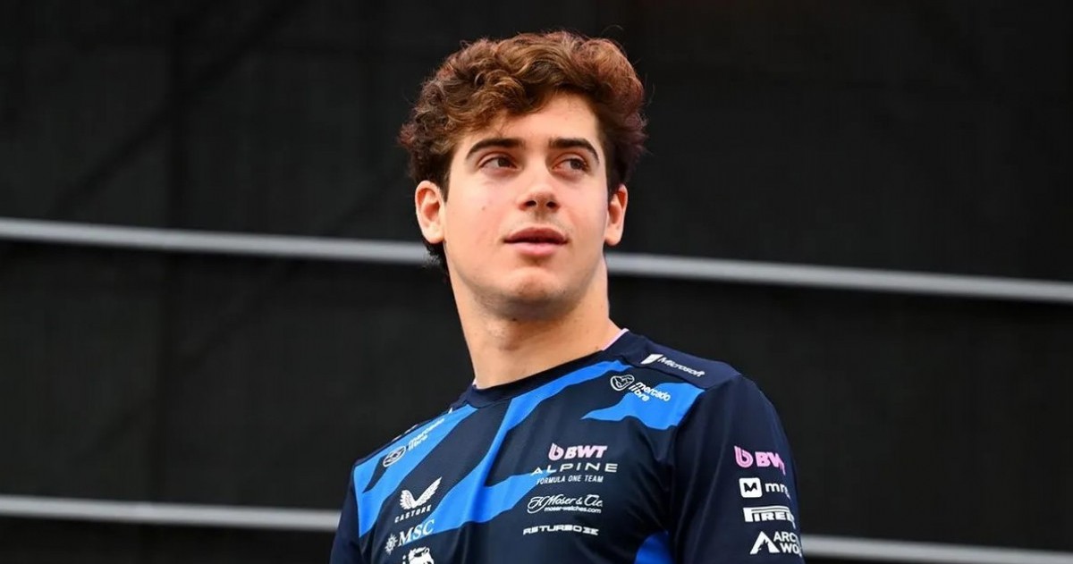 El piloto argentino y la cantante uruguaya fueron grabados muy acaramelados en una disco VIP mexicana tras la carrera de Fórmula 1.