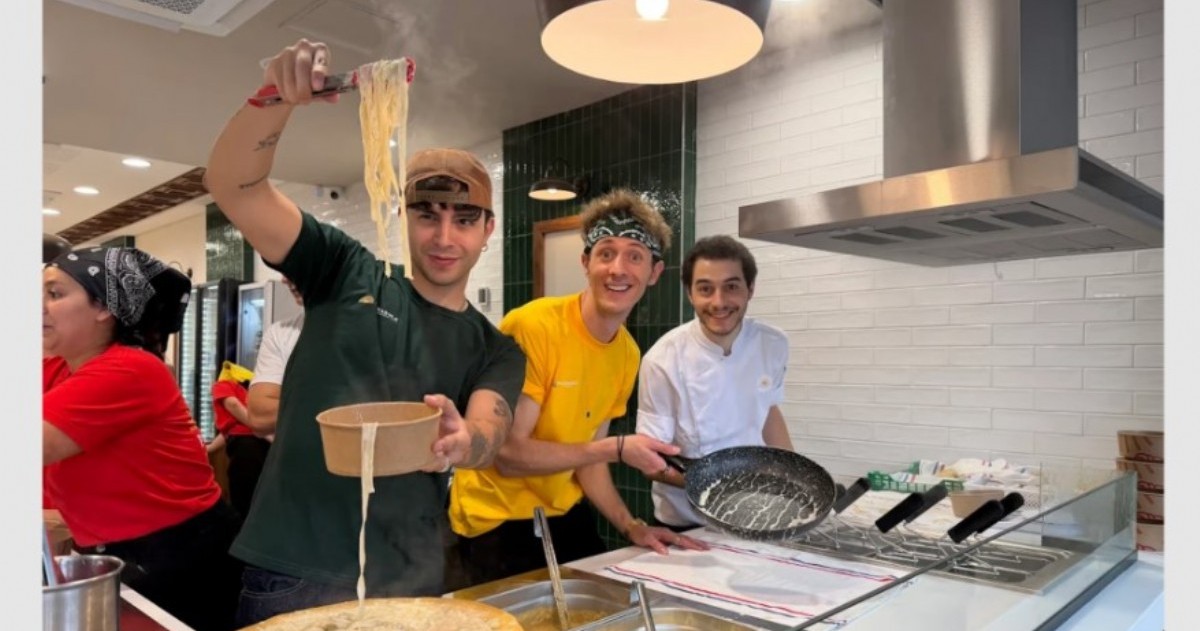 El cantante santiagueño incursionó en la gastronomía con un proyecto que mezcla tradición italiana y estética urbana. Los precios van de 9 a 18 dólares por plato, sin bebida incluida.