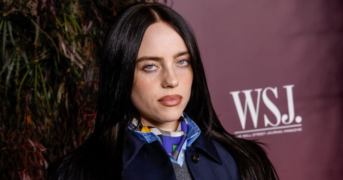 En los premios Innovator de WSJ Magazine, la artista de 23 años sorprendió al público, que incluía a figuras como Mark Zuckerberg, con un discurso que apuntó contra la acumulación de riqueza y anunció una donación millonaria.