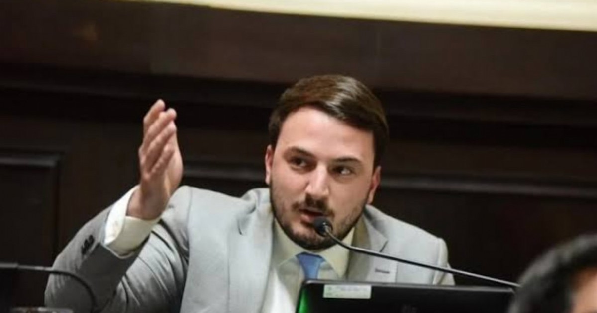 Agustín Romo, diputado bonaerense de La Libertad Avanza, presentó un proyecto para modificar el acceso de extranjeros a servicios públicos de salud y educación en la provincia de Buenos Aires.