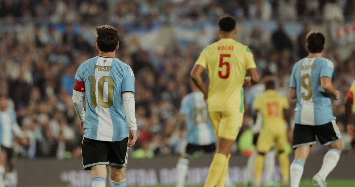Argentina tuvo a Messi como protagonista desde el comienzo, aunque el primer tiempo terminó sin goles.