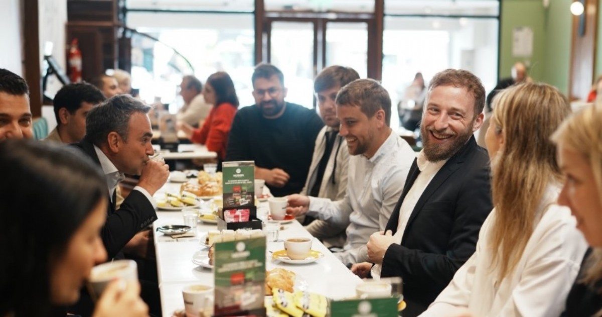 El intendente de Lomas de Zamora, Federico Otermín, participó de la inauguración del nuevo Café Martínez sobre la calle Maipú.