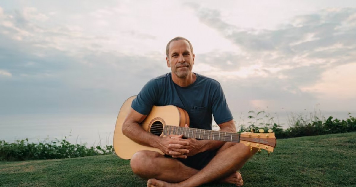 Jack Johnson volverá a tocar en la Argentina después de varios años con un concierto que combinará música, cine, surf y compromiso ambiental.