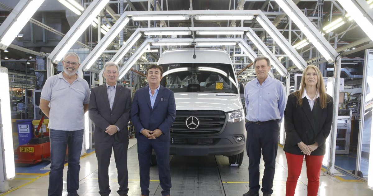 El jefe comunal destacó la continuidad laboral en la empresa Prestige Autos, que incorporó 200 trabajadores y aumentó su producción con apoyo estatal y gremial.