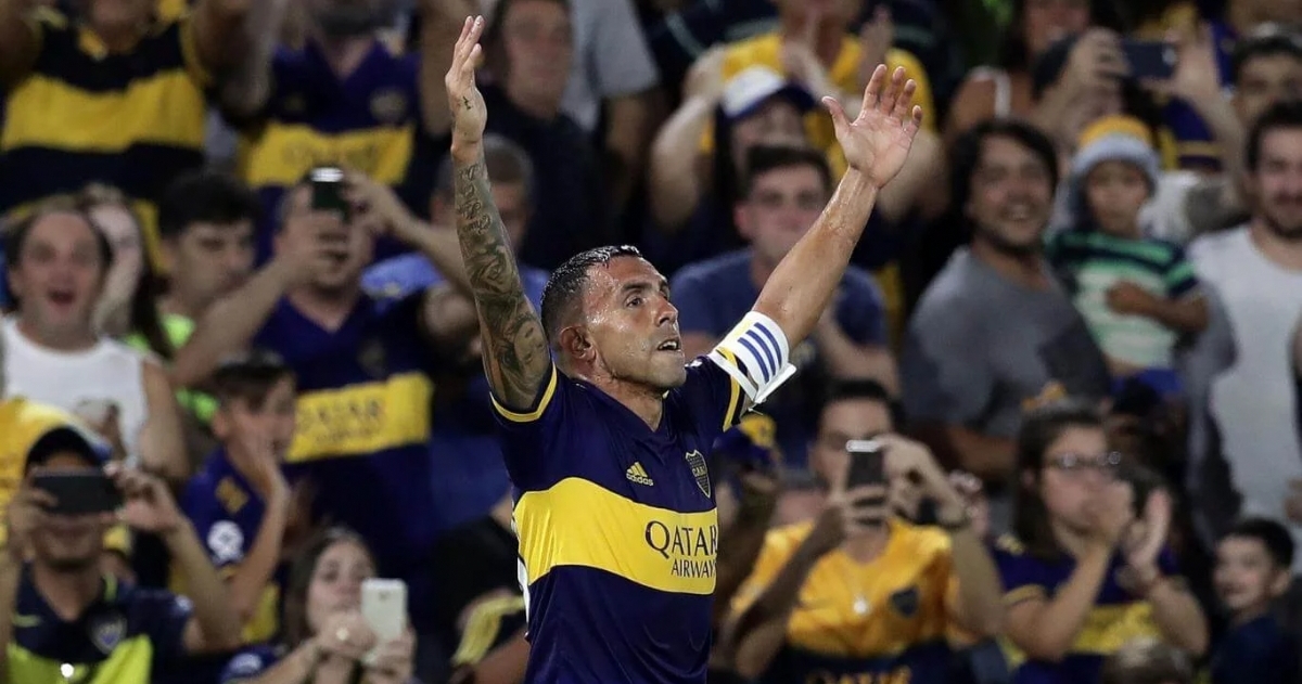 Carlos Tevez Festejando la obtención de la Super Liga.