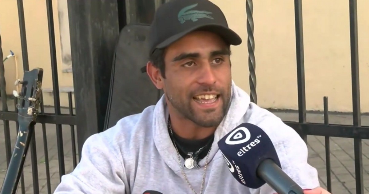 Dejó su país para seguir su pasión por la música, se gana la vida con su guitarra en semáforos y colectivos, y ahora fue invitado al show de su ídolo en Rosario.