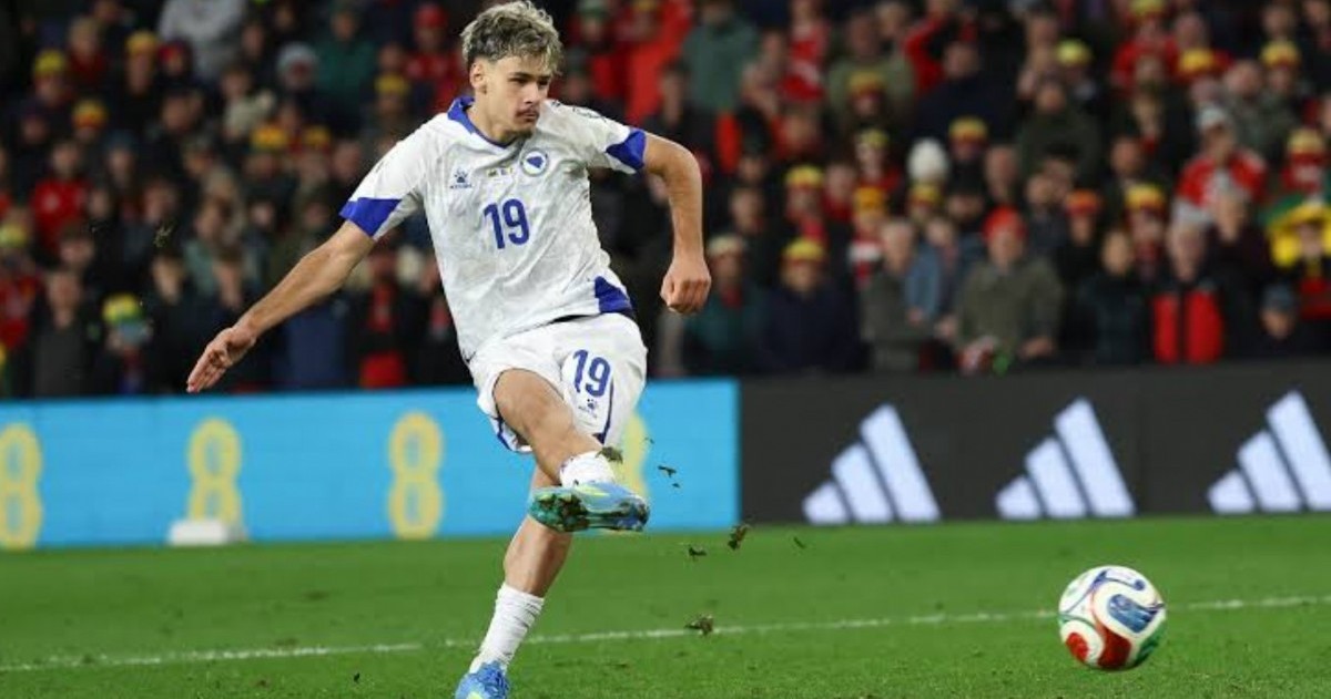 El delantero bosnio Kerim Alajbegović ingresó al Top 10 de los goleadores más jóvenes de los Mundiales tras convertir frente a Qatar.