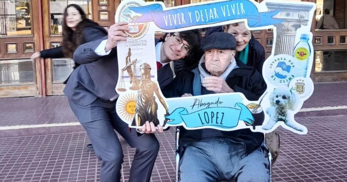 Santiago López eligió abrazar primero a sus abuelos Ana María Ramírez y Demesio Pereira, quienes lo esperaban con un cartel tras rendir la última materia de Derecho.