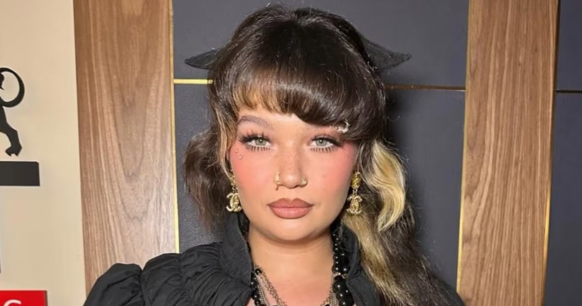 La cantante británica de 24 años colapsó en un festival en Nueva York y decidió suspender toda su gira, incluida su presentación en el Lollapalooza Argentina 2026.