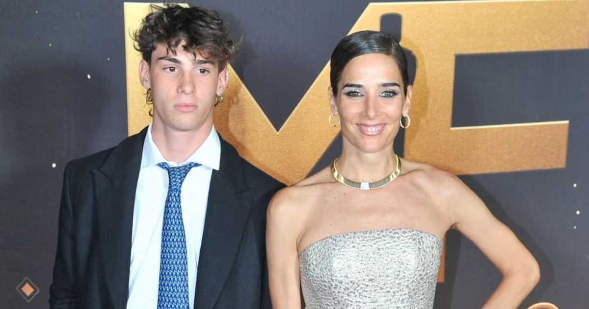 El adolescente, fruto de la relación de la conductora con Gonzalo Valenzuela, sorprendió en su debut público y acaparó elogios en redes sociales.