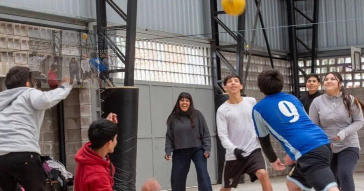 Eva Mieri visitó el Polideportivo Municipal Diego Armando Maradona junto a funcionarios del área de Deportes y compartió actividades con alumnos de escuelas secundarias de la zona.