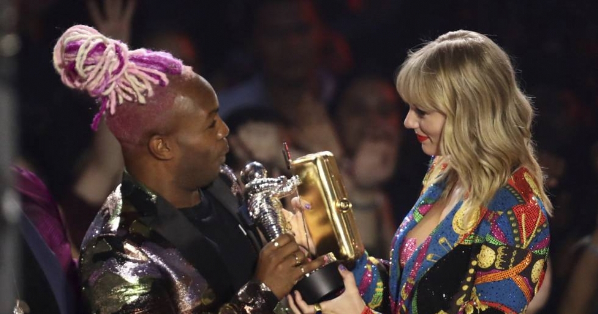Todrick Hall entrega a Taylor Swift el premio de Mejor Vídeo del año por 