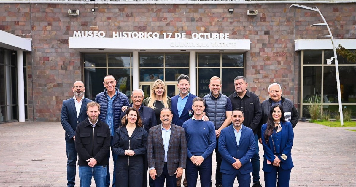 El gobernador riojano Ricardo Quintela encabezó en San Vicente una reunión con intendentes bonaerenses para discutir la unidad del peronismo y una agenda federal de cara a 2027.