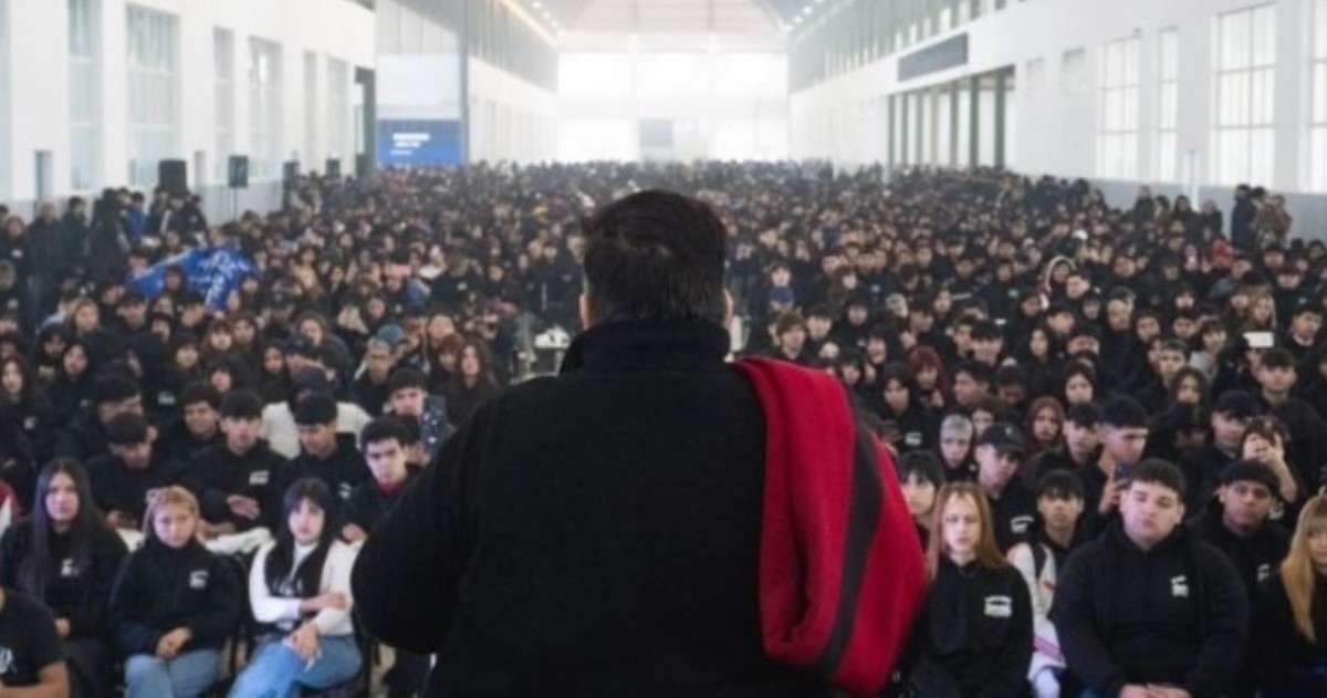 Mario Ishii encabezó la entrega de 5.000 buzos de egresados destinados a estudiantes de escuelas secundarias del municipio.