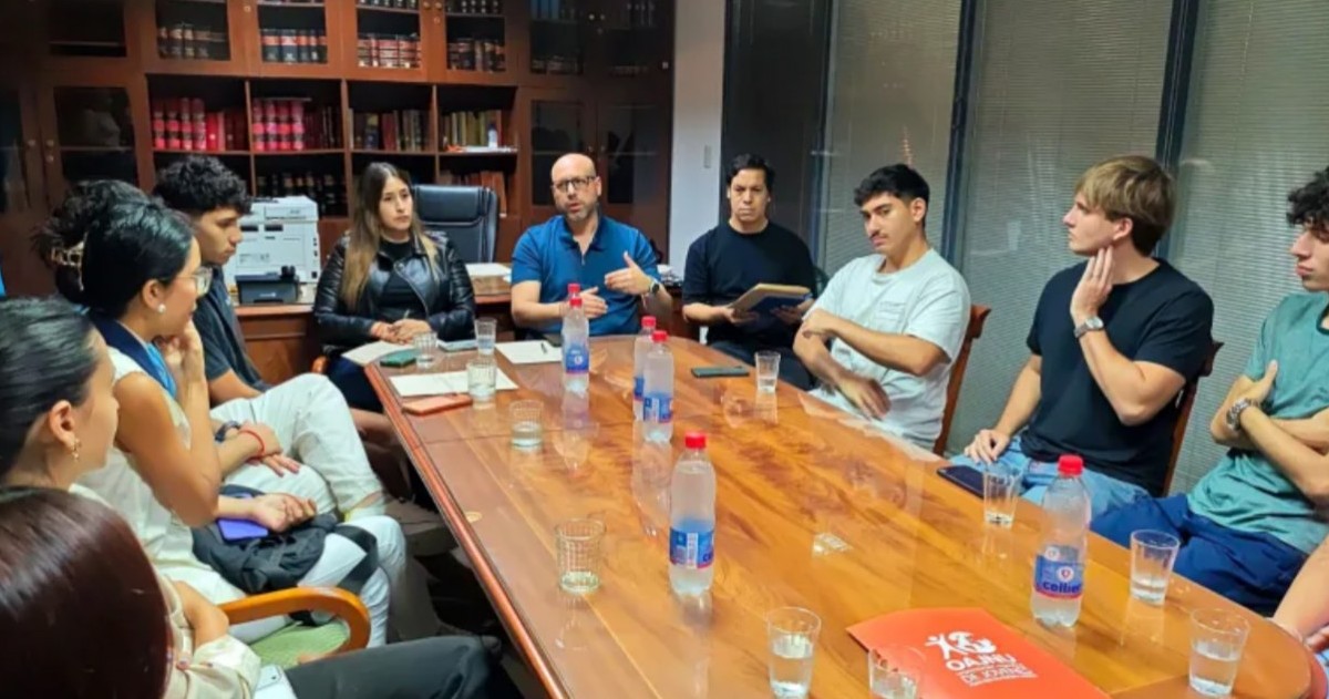 El proyecto nació a partir de la iniciativa de una estudiante de General Güemes y hoy es impulsado por cinco universitarios que buscan facilitar el acceso a oportunidades de formación.